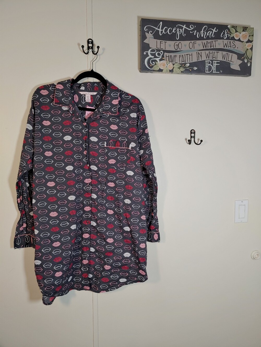 Victoria's Secret XL Lips/kisses Long Sleeve Nightshirt